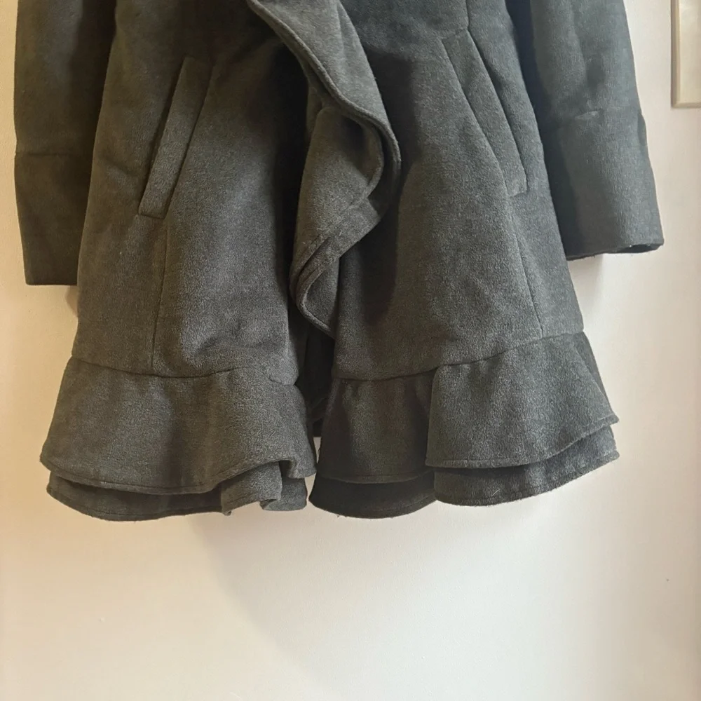 Ryu Anthropologie gray ruffled felt pea coat Women’s Medium READ DESCRIPTION!‎